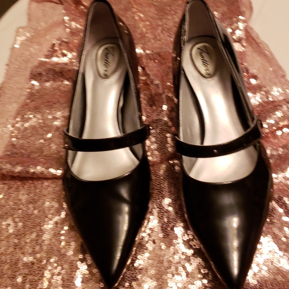 Trotters patent leather kitten heel pointy toe